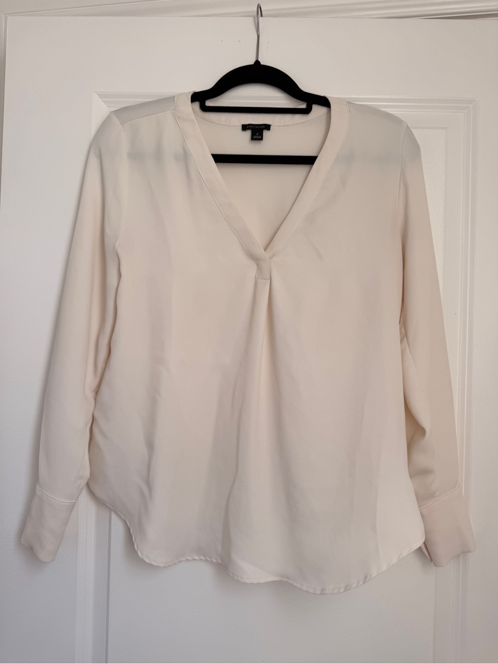 Ann Taylor Cream V-Neck Long Sleeve Blouse